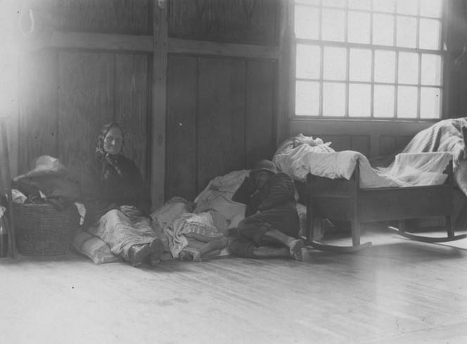 Grupa powodzian podczas odpoczynku (1934)