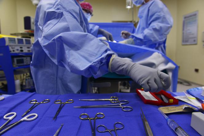 Chirurdzy w pierwszych latach rezydentury mogą liczyć na zarobki sięgające nawet niemal 4800 złotych