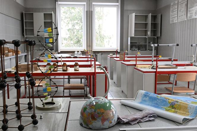 Urzędnicy mają plan na szkołę przejętą od rosyjskich dyplomatów. Tak wygląda w środku szkoła przy Kieleckiej