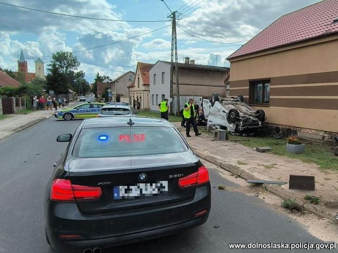 Szaleniec za kierownicą na Dolnym Śląsku. Ucieczka przed policją zakończona dachowaniem