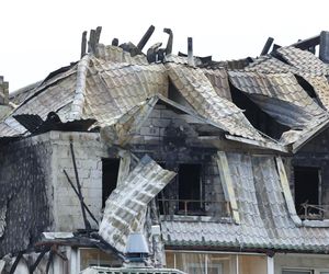 Blok przy ul. Powstańców w Ząbkach po pożarze
