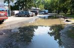 Osiedlowa ulica jest ciągle zalana. Mieszkańcy mają dość 