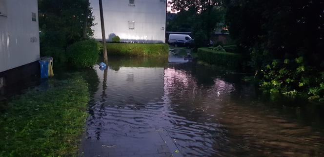 Skutki burz na Śląsku. Zalane ulice, stadion pod wodą! [ZDJĘCIA]