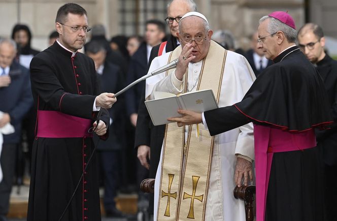 Wybiegł z tłumu prosto na papieża i próbował go zaatakować! Błyskawiczna interwencja