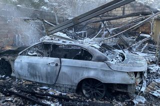 Spalił się budynek i trzy pojazdy. Duże straty po pożarze w Zaborówcu niedaleko Leszna