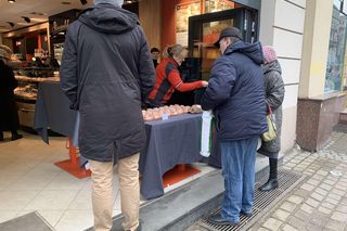 Bydgoszczanie stoją w kolejkach po pączki. Te z powidłami i konfiturą różaną wygrywają!
