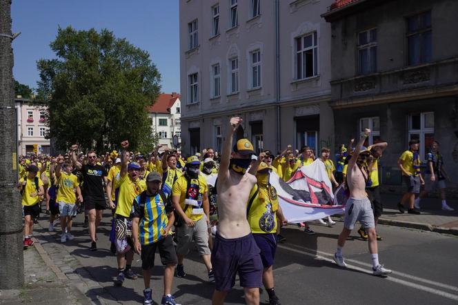 Przemarsz kibiców Stali Gorzów przed meczem z Falubazem Zielona Góra