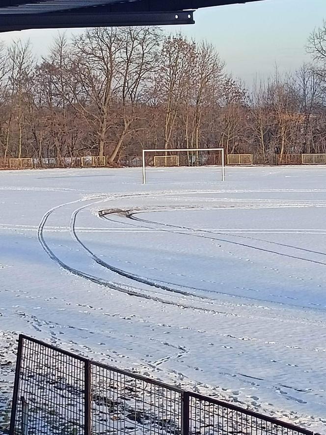 Zniszczona płyta boiska w Skarżysku-Kamiennej