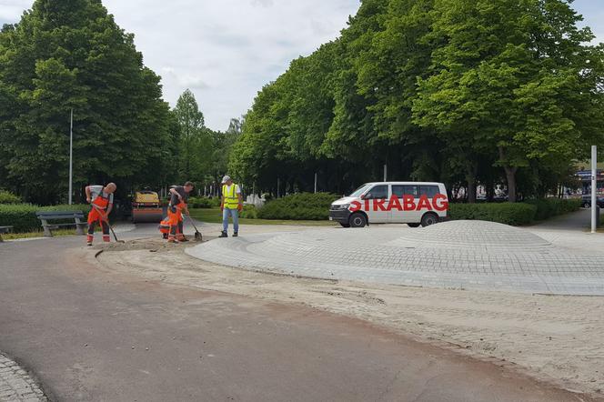 Wersja ostateczna? Wycięli kawałek asfaltu na ścieżce w Parku Jonstona 