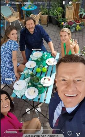 M jak miłość odc. 1702 na planie. Jędrzej Gutowski (Piotr Majerczyk), Franka (Dominika Kachlik), Piotrek (Marcin Mroczek), Kinga (Katarzyna Cichopek), Ala (Alicja Ostolska)