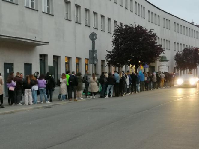 Za czym kolejka ta stoi? Tłumy krakowian na Nocy Muzeów 2023!