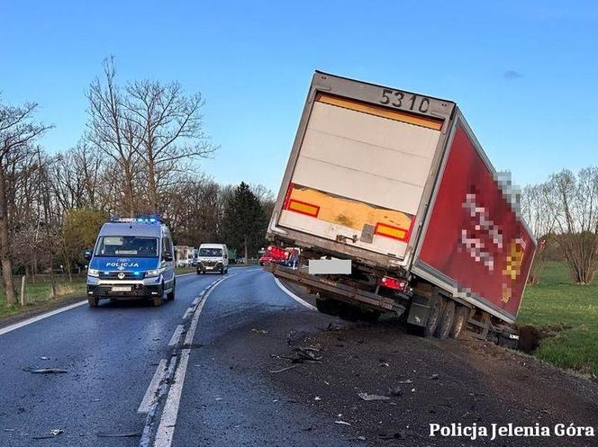 Samochód nagle wjechał pod ciężarówkę. Kierowcy w ciężkim stanie trafili do szpitala 