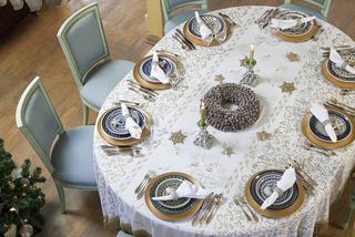 Świąteczne nakrycie stołu w złocie i błękicie
