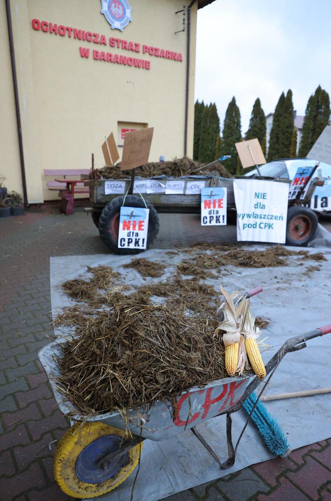 Awantura o lokalizację CPK. Mieszkańcy przyszli z kupą gnoju i jajkami 