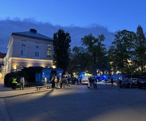 Uniwersytet Warszawski w żałobie. Przed budynkiem wystawiono zdjęcie zabitej 53-latki