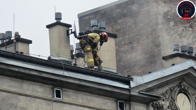 Pożar poddasza w zabytkowej kamienicy na ul.Miedzianej