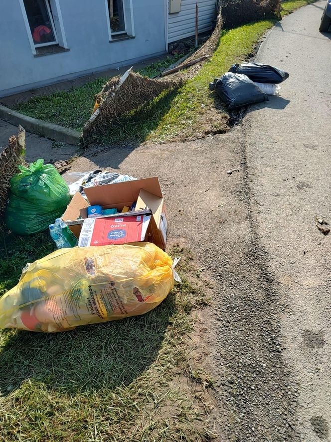 ​Troje znajomych leszczynian od rana rozwozi dary powodzianom