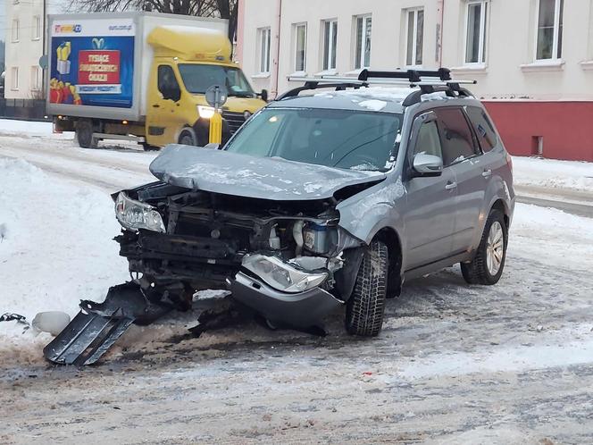 Kraksa na rondzie przy SP nr 11 w Starachowicach