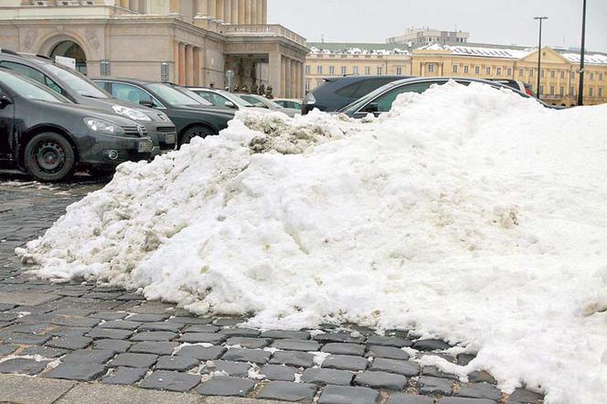 Miasto zawalone hałdami śniegu