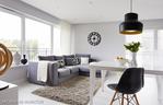 Minimalistyczny salon z jadalnią