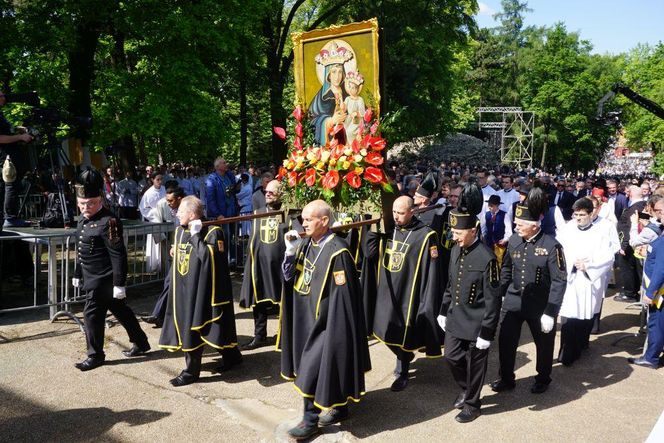 Pielgrzymka mężczyzn do Piekar Śląskich 2025. Tysiące wiernych na Kalwaryjskim Wzgórzu