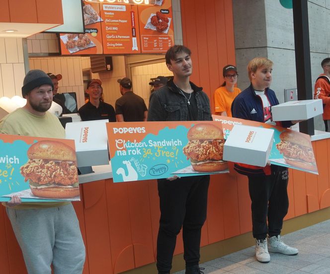 Tłumy na otwarciu Popeyes w Olsztynie. Rekordzista czekał w kolejce ponad 20 godzin