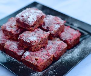 Szybkie ciasto z burakami. Nie dość, że zdrowe i pyszne, to jeszcze ujmuje kolorem