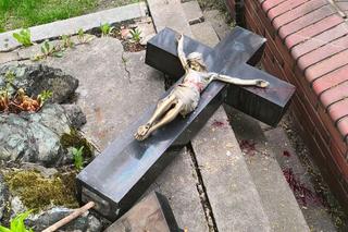 Zniszczony krzyż  w parafii Św. Jadwigi w Chorzowie