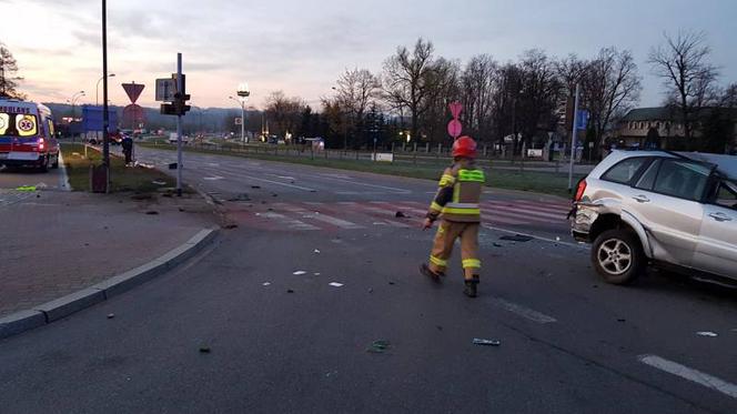 O świcie pijany kierowca jechał przez Nowy Sącz. Miał zwidy i skończył pod latarnią