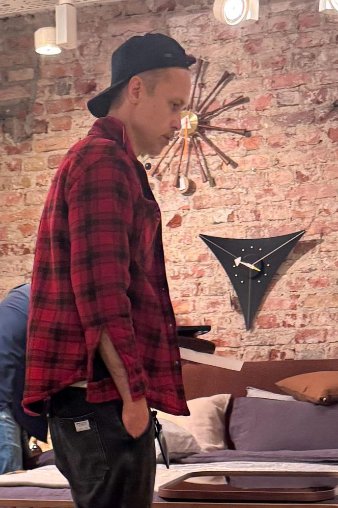 Maciej Zakościelny głaszcze kołdrę po rozwodzie