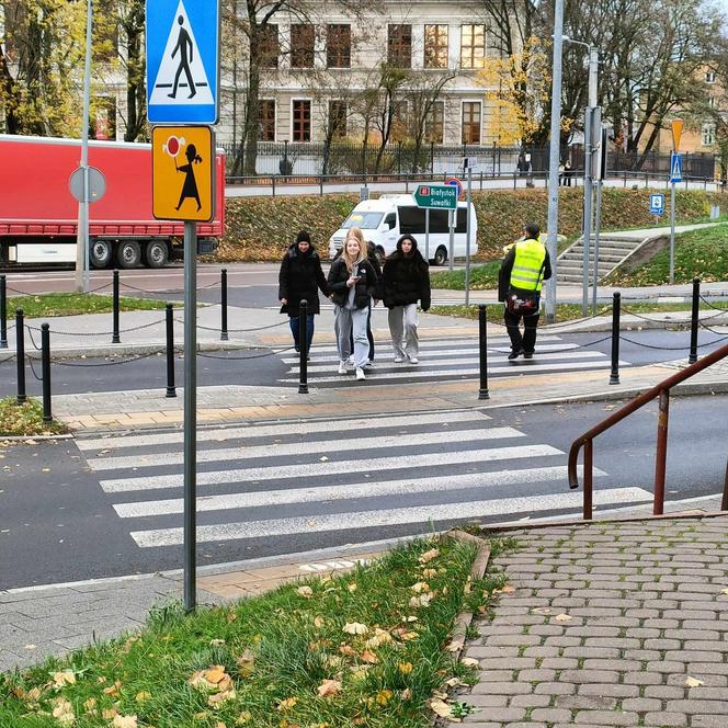 "Uliczni opiekunowie" pomagają pieszym przejść przez łomżyńskie ulice. ZDJĘCIA