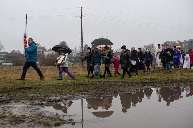 Księża trzykrotnie zanurzyli krzyż w Bugu. W Sławatyczach obchodzono Święto Jordanu