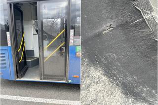 W jednym dziurawa opona, w drugim niesprawne drzwi. Takimi autobusami chcieli wozić pasażerów!