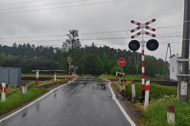 Wypadek pod Bydgoszczą. Kierowca usłyszał: „Uważaj, pociąg”, a potem było uderzenie