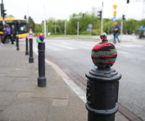 Dekoracje z kolorowej włóczki w okolicach pl. Wilsona