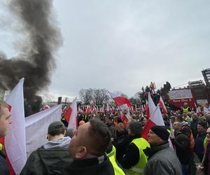 Protest rolników we Wrocławiu. Strajk wymyka się spod kontroli. Urząd Wojewódzki obrzucany jajkami