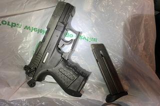 Policyjni wywiadowcy zatrzymali 24-latka. Nielegalnie posiadał broń i narkotyki