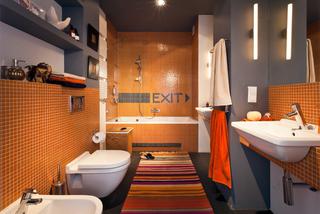 Nowoczesna aranżacja łazienki z pomarańczową mozaiką