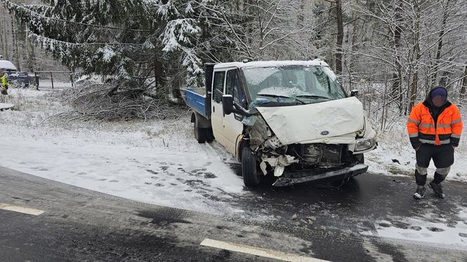 Zderzenie karetki pogotowia z samochodem dostawczym pod Warszawą. Ambulans zjechał na przeciwległy pas