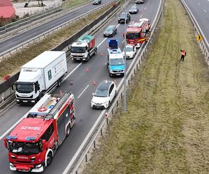 Wjechał Uberem prosto w drogowców. Są ranni