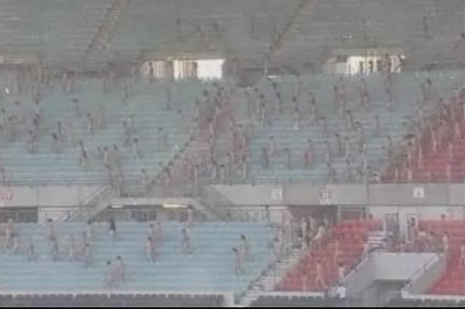 1800 osób rozebrało się na stadionie, by amerykański fotograf zrobił im zdjęcia