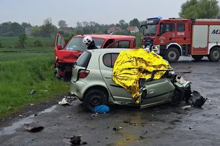 Śmiertelny wypadek pod Legnicą. 49-latka nie żyje. Pięcioro dzieci rannych [ZDJĘCIA]