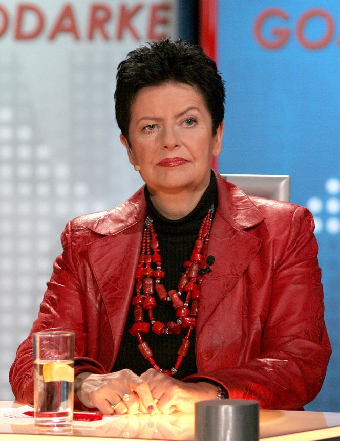  Joanna Senyszyn w czerwonych koralach  