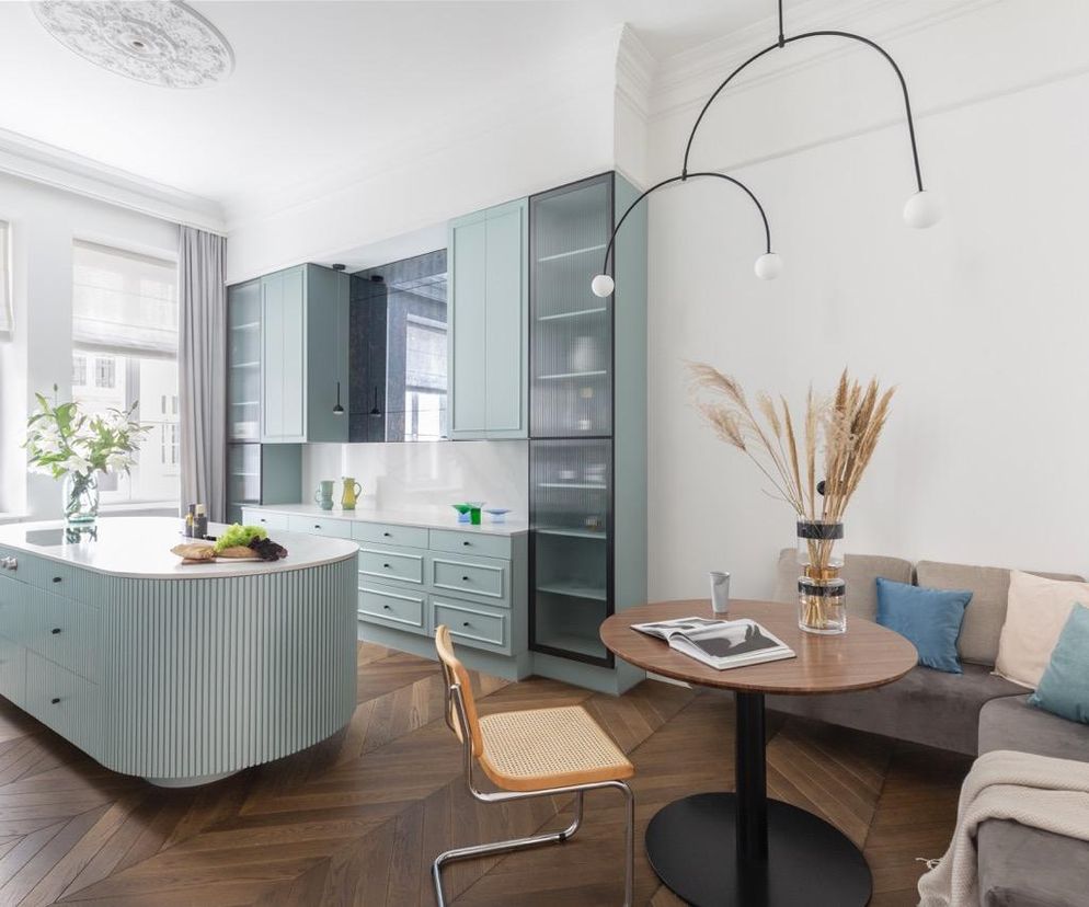 Wyremontowali mieszkanie w zabytkowej kamienicy. W środku mają błękitną kuchnię w stylu art déco