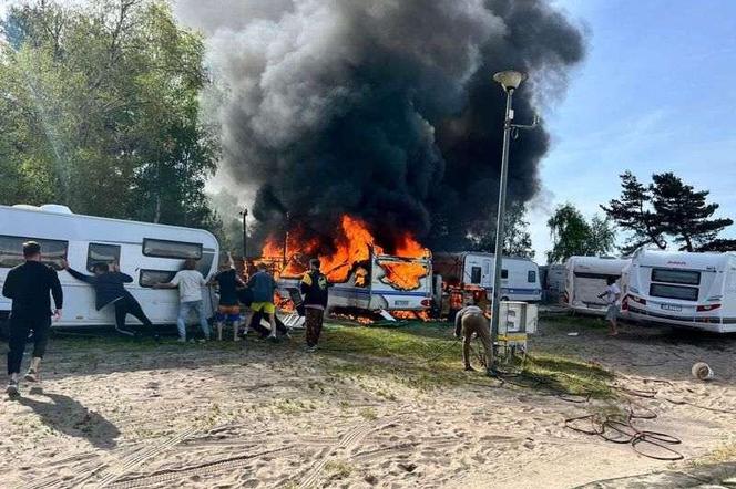 Pożar na kempingu w Jastarni! Turyści musieli uciekać od szalejącego ognia. Spłonęły dwie przyczepy