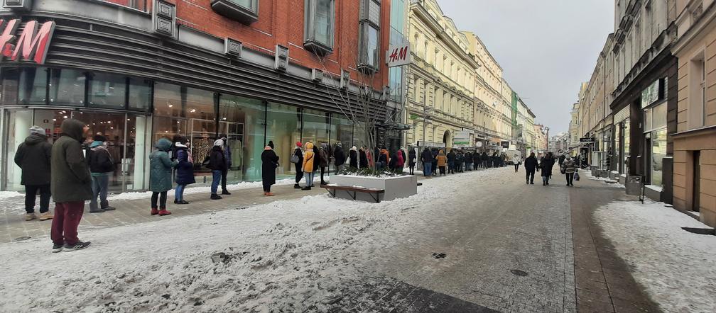 Kolejki przed cukierniami w Poznaniu