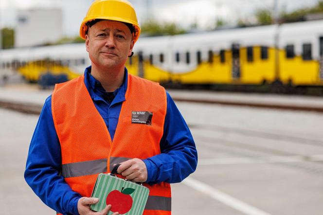 Czesław Mozil pracownikiem Kolei Dolnośląskich? Artysta śpiewa o pociągach z Dolnego Śląska