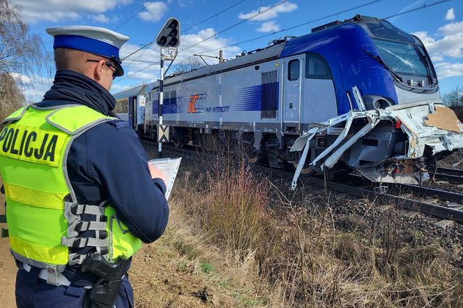 Bus wjechał pod pociąg! 29-letni kierowca nie miał szans [ZDJĘCIA]