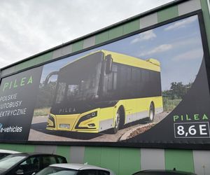 Bydgoska firma produkująca autobusy elektryczne ma kłopoty. Widzieliśmy, jak kolejni pracownicy wychodzą z firmy z wypowiedzeniami. 