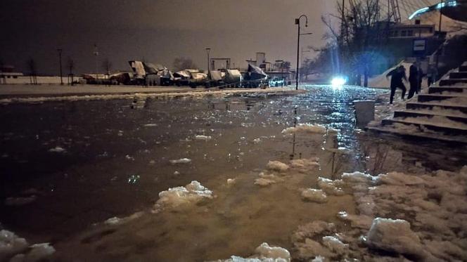 Płock. Alarm przeciwpowodziowy na Wiśle. Czy miastu grozi powódź zatorowa, jak 39 lat temu? [ZDJĘCIA]